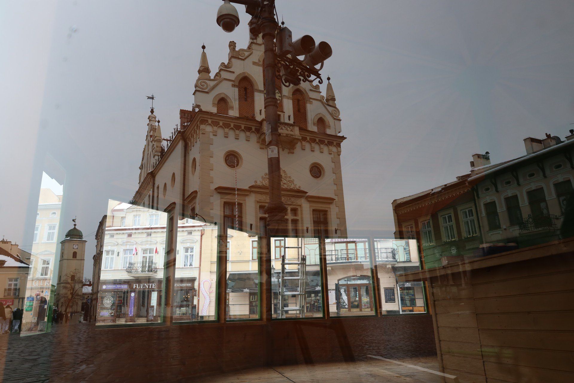 Trwa montaż świątecznego miasteczka na Rynku w Rzeszowie.