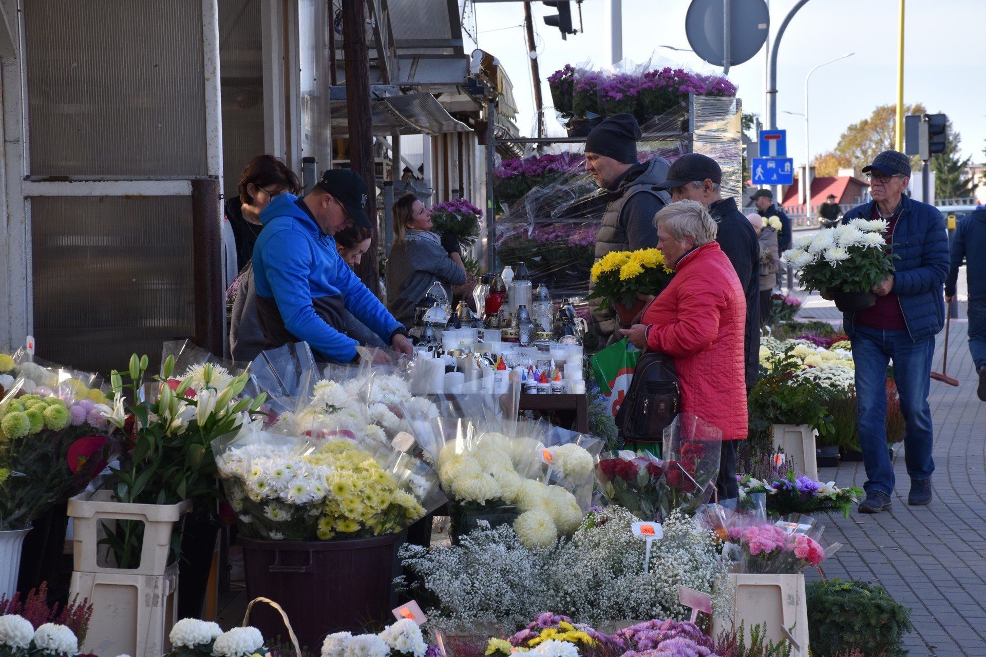 Wiele osób zdecydowało się zamówić kompozycje wcześniej w kwiaciarniach, ale przy cmentarzu można liczyć też na gotowe sztuczne wiązanki i zestawy kwiatów.