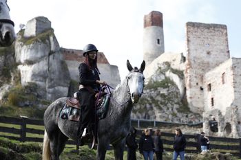 Olsztyn: Hubertus 2025. Malownicze krajobrazy, piękne konie i tradycyjna "gonitwa za lisem" w scenerii odrestaurowanych ruin