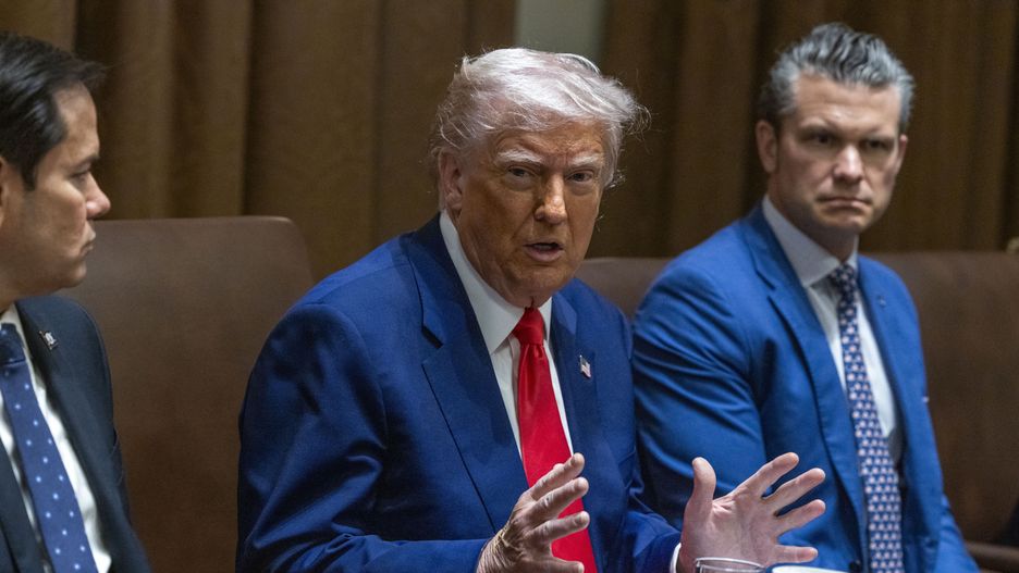 US President Donald J. Trump hosts a cabinet meeting
epa12023595 US President Donald J. Trump (C) responds to a question from the news media during a Cabinet meeting in the Cabinet Room of the White House in Washington, DC, USA, 10 April 2025.  EPA/SHAWN THEW / POOL 
Dostawca: PAP/EPA.
SHAWN THEW / POOL
government, flag, politics