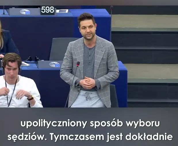 Patryk Jaki w "garniturowych z gumką"