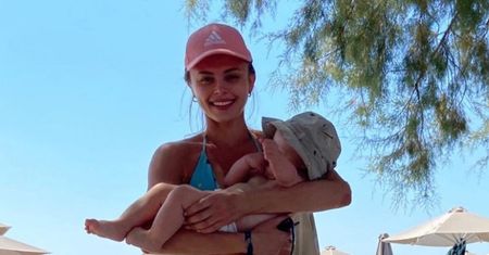 Joanna Opozda w bikini pozdrawia z wakacji i pokazuje zdjęcie sprzed lat: "Moja plażowa, ponadczasowa stylówka" (FOTO)