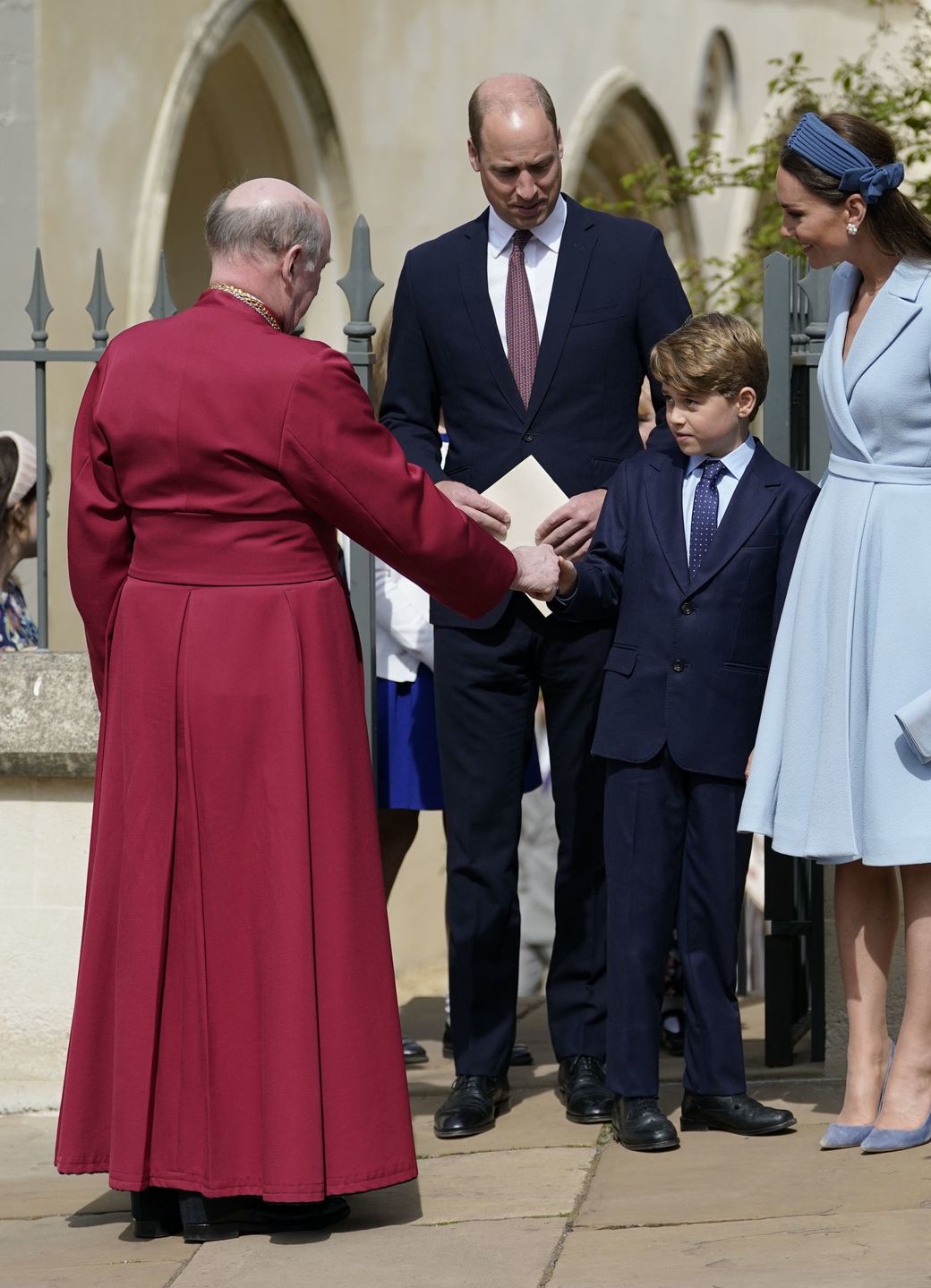 Brytyjska rodzina królewska w drodze na mszę wielkanocną. Kate i William przyciągali wszystkie spojrzenia. George i Charlotte nie byli zadowoleni