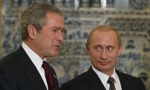 Nieznana rozmowa Busha z Putinem. Te słowa padły 25 lat temu