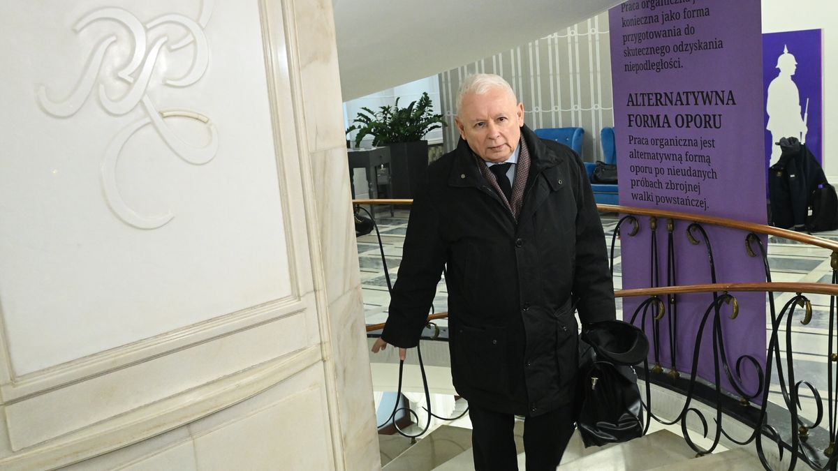Warszawa, 05.12.2025. Prezes PiS Jarosław Kaczyński w Sejmie w Warszawie, 5 bm. Sejm kontynuuje posiedzenie. Sejm rozpatrzy wniosek premiera Donalda Tuska o utajnienie punktu obrad, podczas którego przedstawi pilną informację dotyczącą bezpieczeństwa państwa. (sko) PAP/Piotr Nowak