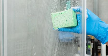 Wlej na gąbkę i przetrzyj. Kabina będzie lśnić jak nowa
