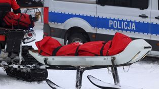 Szklarska Poręba: Turysta otworzył poręcz zamykającą krzesło kolei linowej Ski Arena Szrenica. Chciał chwycić okulary. Stracił równowagę i runął w dół