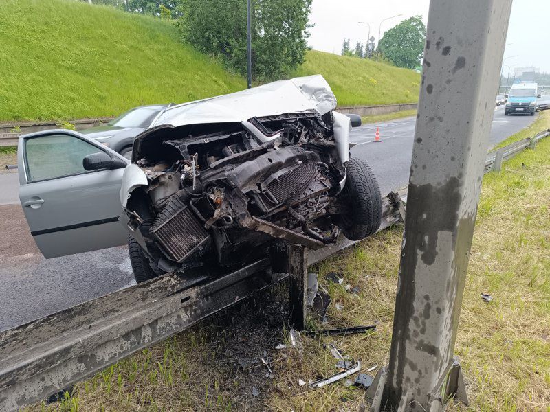 fot. lublin112.pl.  Skoda wypadła z drogi i uderzyła w słup