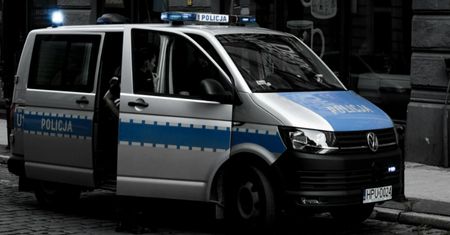 Zostawili pijanego 36-latka w lesie. Zaostrzono wyrok dla policjantów
