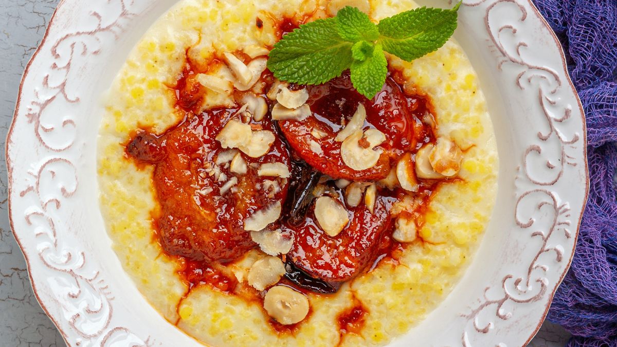 Jaglanka ze śliwkami to pomysł na pożywne śniadanie dla każdego