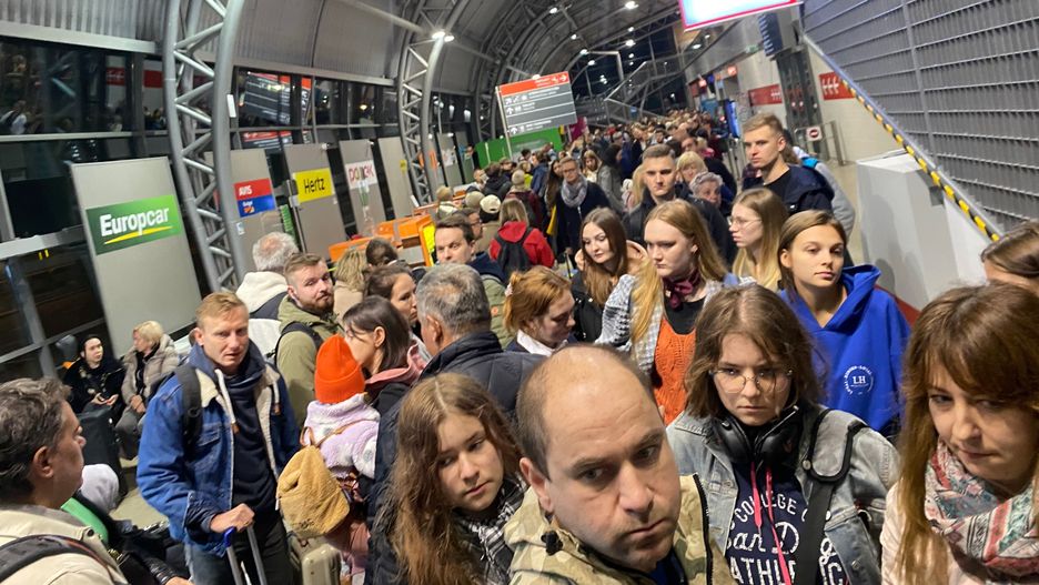 Poranne tłumy na lotnisku w Modlinie
