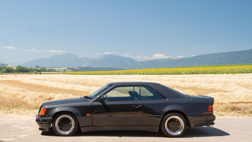 Mercedes-Benz 300 CE 6.0 AMG "Hammer" został sprzedany za ok. 1,03 mln zł