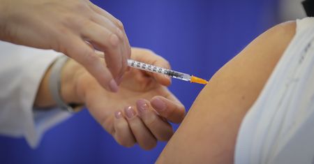 Szczepienia. Pfizer skuteczny przeciwko wszystkim wariantom koronawirusa. Są nowe badania