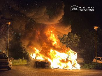 Warszawa: Nocny pożar na Targówku. Ogień strawił dwa auta i przyczepę kempingową