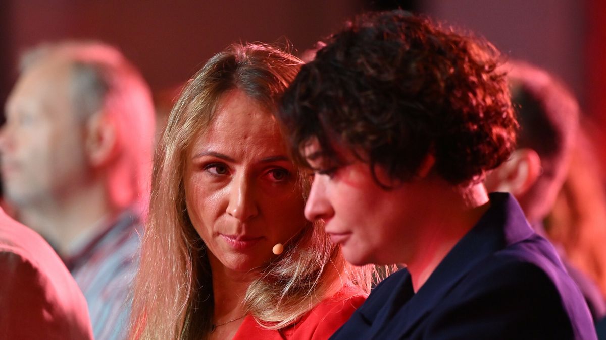 Konwencja Lewicy w Krakowie
Fot. Artur Barbarowski/East News, Krakow, 07.09.2024. Konwencja Lewicy w Krakowie "Mieszkanie Prawem Nie Towarem ", poswieconej tematyce mieszkalnictwa, bezpieczenstwa spolecznego i samorzadu. Jednoczesnie  inauguracja nowego sezonu politycznego Lewicy. 
N/z: Agnieszka Dziemianowicz-Bak (L) Anna Maria Zukowska (P)
Artur Barbarowski