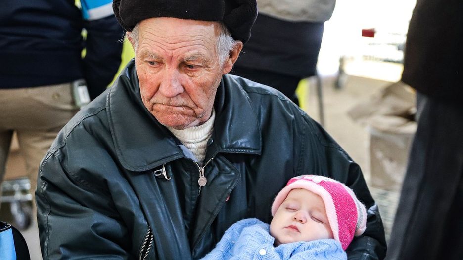 84-latek tuli w ramionach wnuczkę Izabelę