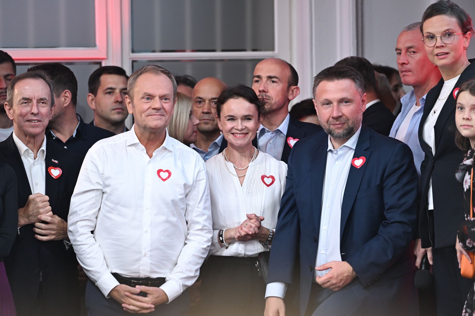 Warszawa, 15.10.2023. Wybory parlamentarne 2023. Przewodniczący Platformy Obywatelskiej Donald Tusk (2L), marszałek Senatu RP prof. Tomasz Grodzki (L), poseł KO Marcin Kierwiński (3P), szef KP KO Borys Budka (4P) i szefowa sztabu wyborczego KO Wioletta Paprocka-Ślusarska (P) w sztabie wyborczym KO w Muzeum Etnograficznym w Warszawie, 15 bm. Zakończyły się wybory parlamentarne. PiS wygrało niedzielne wybory do Sejmu z wynikiem 36,8 proc. (aldg) PAP/Radek Pietruszka
