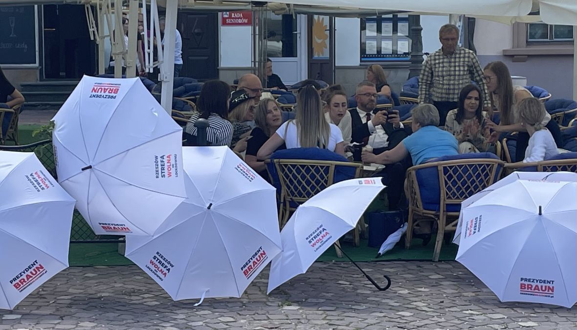 Grzegorz Braun w otoczeniu swojego sztabu