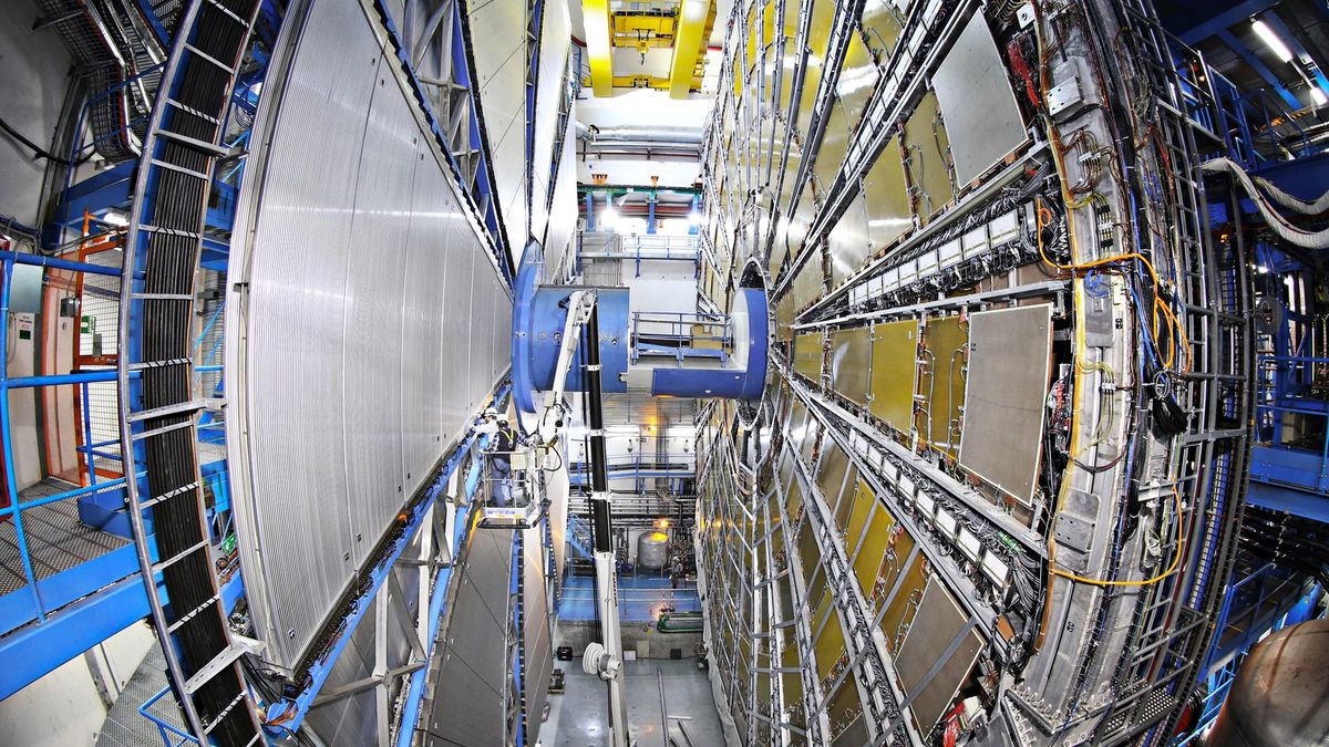 Być może ciemną materię dałoby się wytworzyć podczas eksperymentów przeprowadzanych w LHC. Choć nie byłaby ona wykrywalna przez aparaturę, miałaby ona wkład w rozkład energii i momentu pędu, który możliwy jest do określenia. Na zdjęciu jeden ze służących temu instrumentów nazwany ATLAS (fot: Marcelloni De Oliveira, Claudia / CERN)