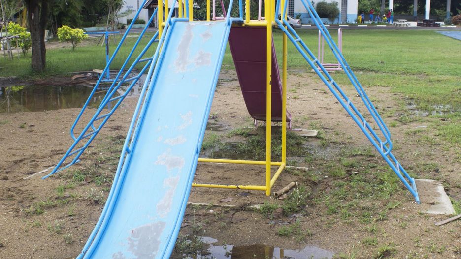 Uwaga na poparzenia na zjeżdżalni. Matka ostrzega