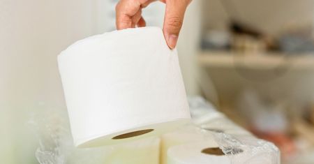 Kupując papier toaletowy, stosuję prosty trik. Rolka wystarcza na znacznie dłużej