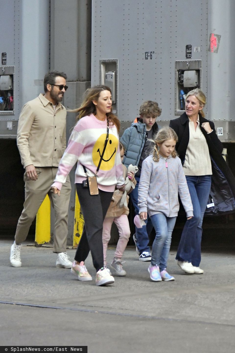 Blake Lively i Ryan Reynolds na rodzinnym spacerze