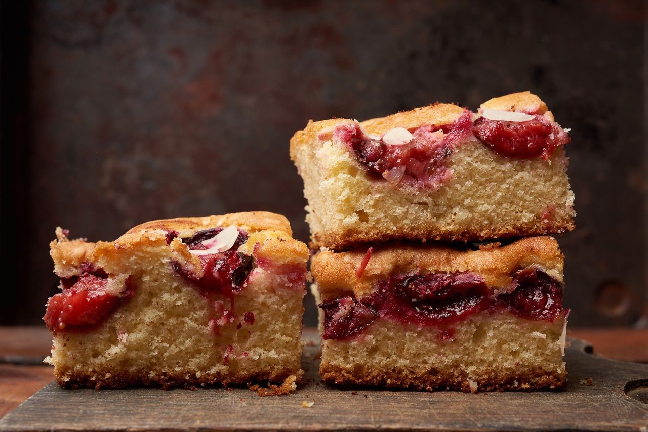 Lepsze niż brownie? Blondie ze śliwkami to hit na jesienne popołudnia