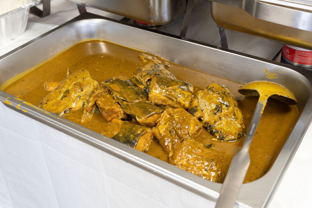 Nigeryjska zupa banga z owocem palmy i dodatkiem suma