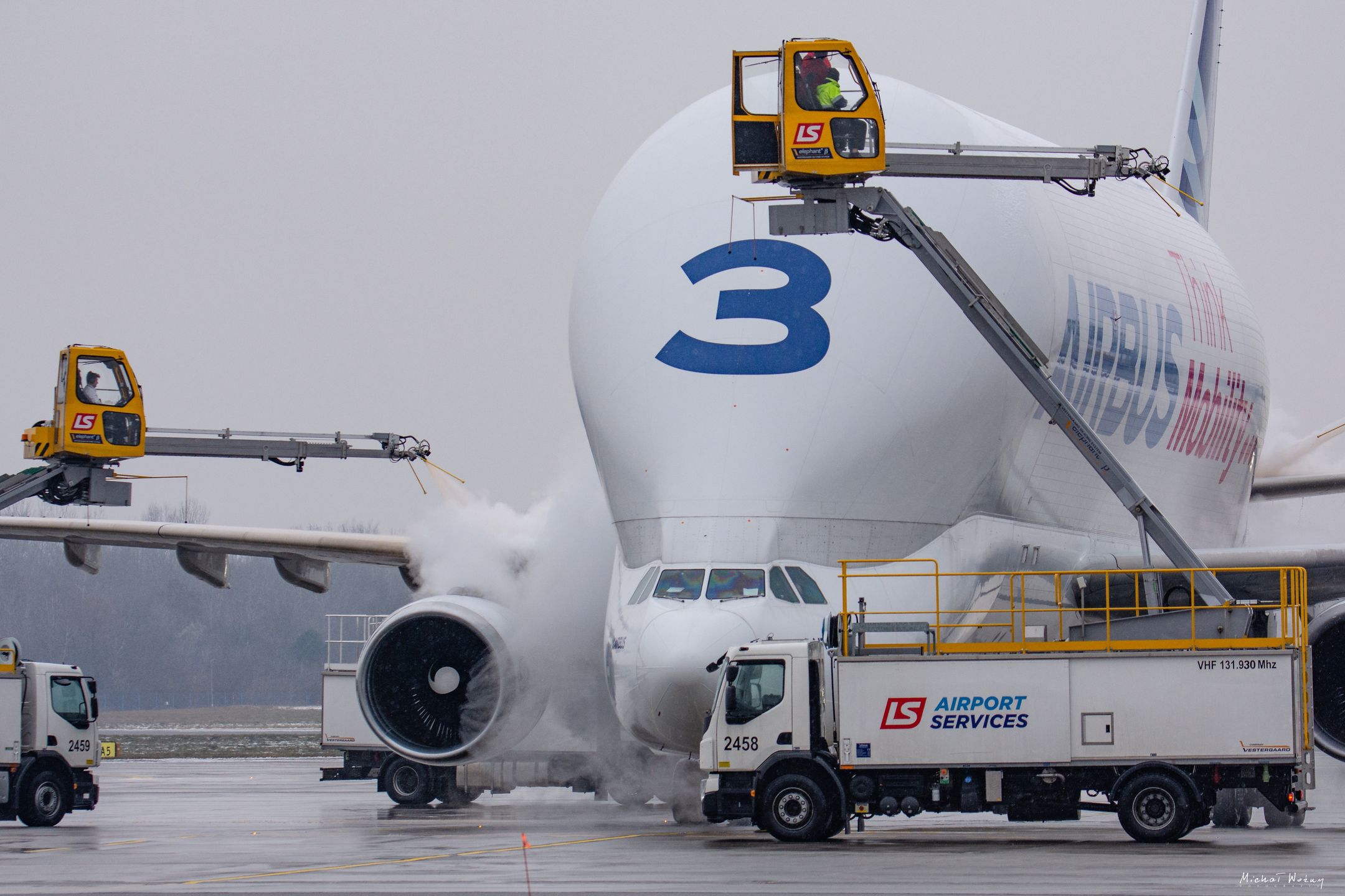 Proces odladzania samolotu wykonywany jest symultanicznie. Na zdj. Airbus A300-600ST Beluga
