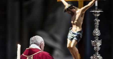 Tak wyglądała Droga Krzyżowa w Watykanie. Nagła zmiana przed nabożeństwem