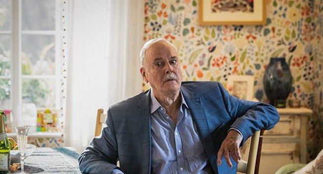 John Cleese w serialu "Hold the Sunset". Powrót do telewizji po 40-letniej przerwie (wideo)