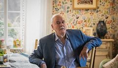 John Cleese w serialu "Hold the Sunset". Powrót do telewizji po 40-letniej przerwie (wideo)