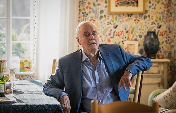 John Cleese w serialu "Hold the Sunset". Powrót do telewizji po 40-letniej przerwie (wideo)