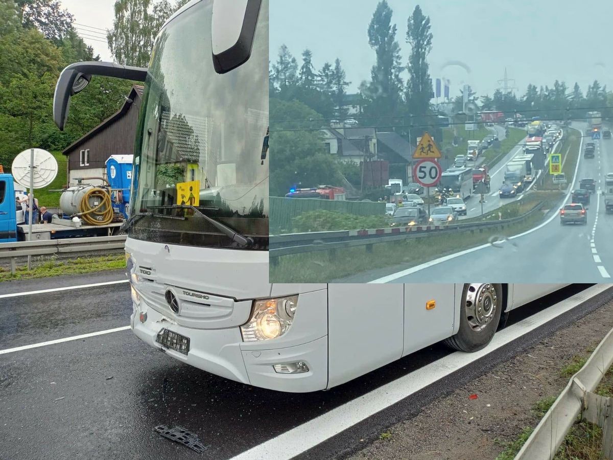 Autobusem, który uległ wypadkowi jechało 42 dzieci i 5 opiekunów. Fot: Małopolska Alarmowo/Patrol Drogowy