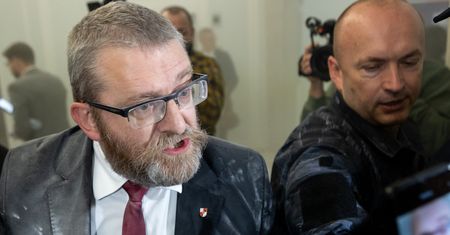 Straż zaalarmowała Hołownię. Zaniepokoiło ich pytanie, które zadał Braun