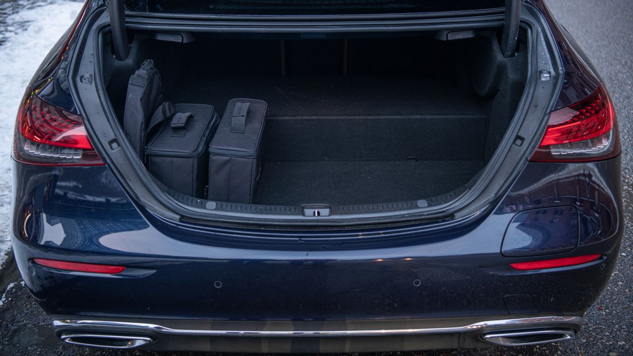 To nieco absurdalne, że w bagażniku dużej limuzyny z trudnością upchniecie 3 kabinówki i kilka szpargałów. Jeśli dodatkowo wozicie ze sobą kable, te również skradną cenne litry