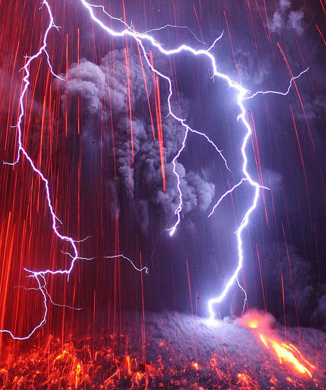 Oto potęga natury. Zobacz niezwykłe zdjęcia przedstawiające erupcję wulkanu 4