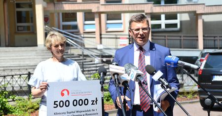 Pół miliona na rzeszowski szpital. Warchoł przekazał pieniądze z Funduszu Sprawiedliwości