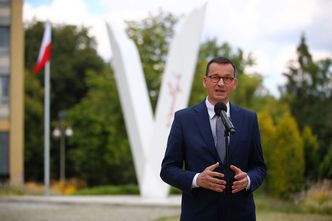 Maszt z polską flagą w każdej gminie. Samorządy chwalą pomysł PiS