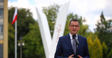 Maszt z polską flagą w każdej gminie. Samorządy chwalą pomysł PiS