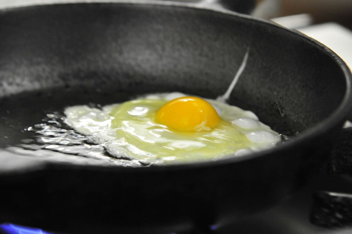 Prepare perfect fried eggs