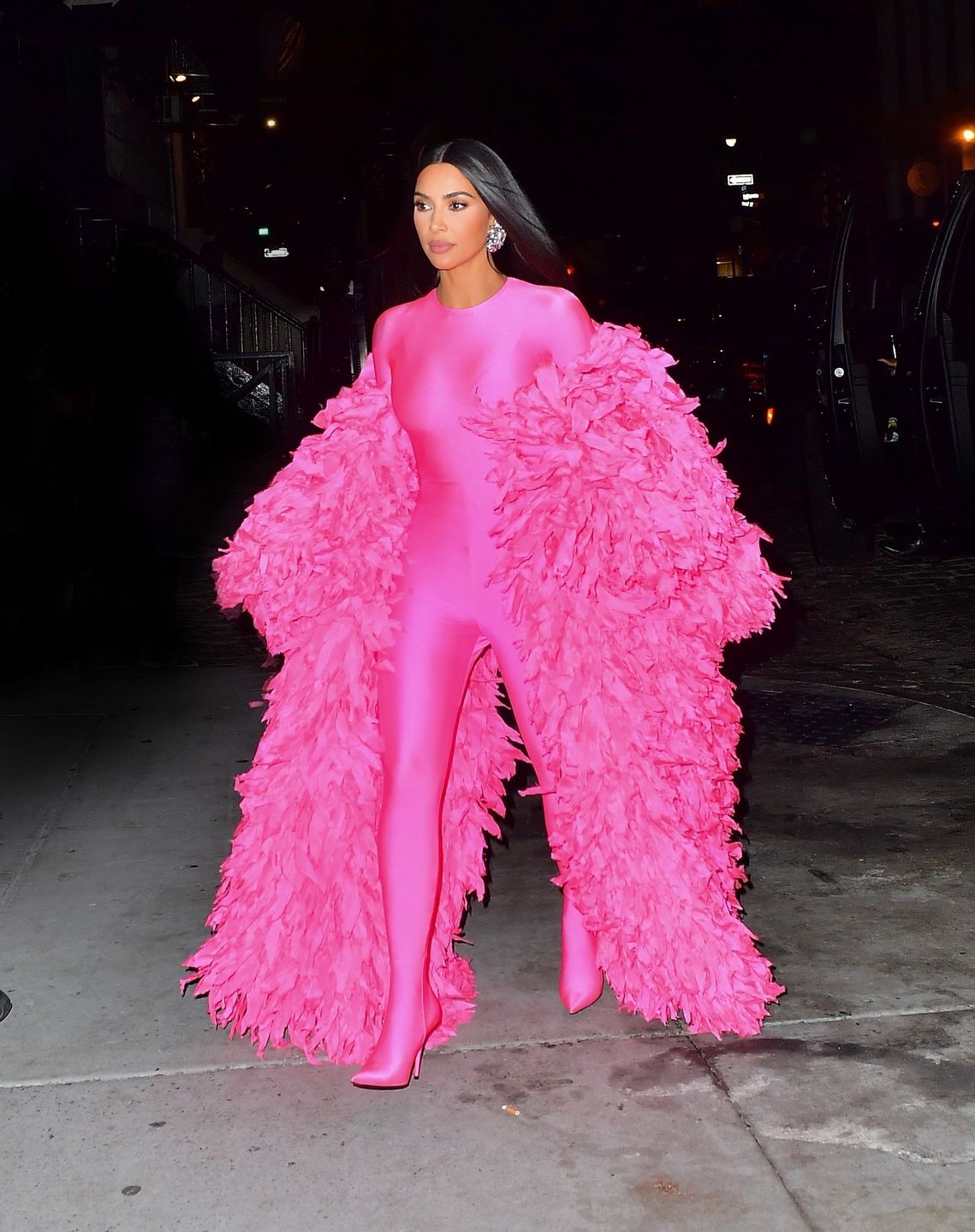 Kim Kardashian przebrana za RÓŻOWEGO PTAKA z "Ulicy Sezamkowej" zmierza na afer po SNL wraz z rodzinką