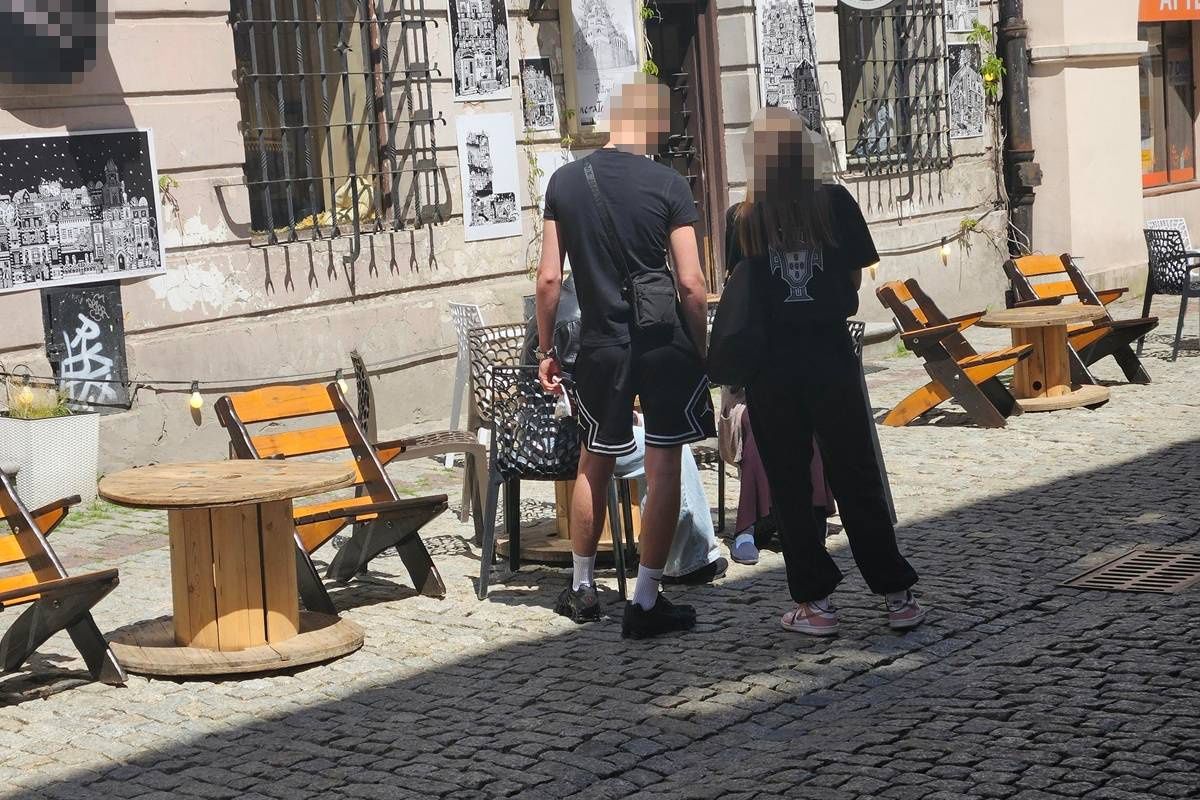Kobieta naciąga osoby na wróżbę z kart