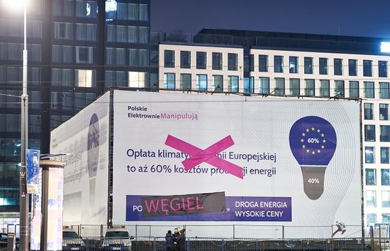 Aktywiści Greenpeace przerobili plakat "kampanii żarówkowej". "Węgiel = droga energia, wysokie ceny"
