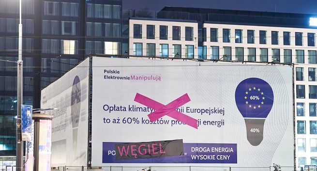 Aktywiści Greenpeace przerobili plakat "kampanii żarówkowej". "Węgiel = droga energia, wysokie ceny"