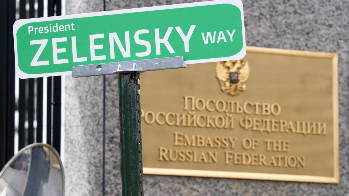  epa09808046 A sign placed by Pro-Ukraine protesters reads 'President Zelensky Way', referring to President of Ukraine Volodymyr Zelensky, outside the Embassy of the Russian Federation in Washington, DC, USA, 07 March 2022. Demonstrators placed signs, flowers, and flags outside the Russian embassy to protest the ongoing invasion of Ukraine by Russia.  EPA/MICHAEL REYNOLDS Dostawca: PAP/EPA.