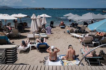 Turysta nie wytrzymał. Tak plażowicze "zajmują" cień