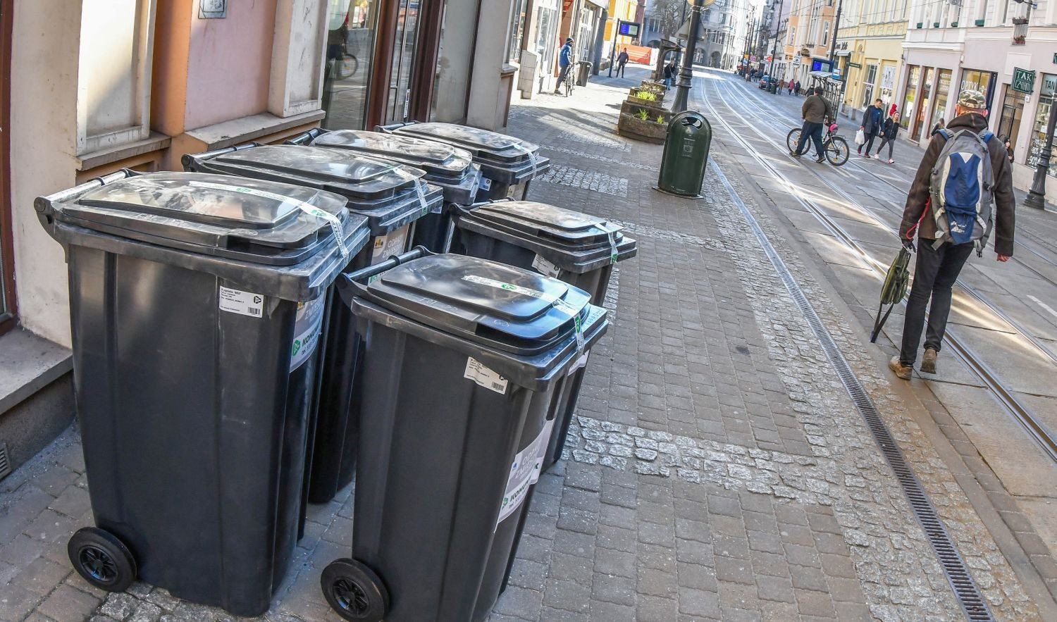 Wystawienie pojemników przed posesję, zwłaszcza na tak ruchliwych ulicach jak np. Gdańska, ma skrócić czas postoju śmieciarki i odbioru odpadów.