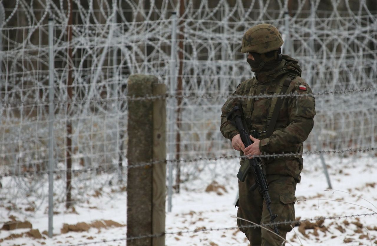 Gorąco na granicy z Białorusią. Straż Graniczna obrzucona petardami i kamieniami 