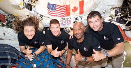 Działo się w nocy. Astronauci są już bezpieczni na Ziemi